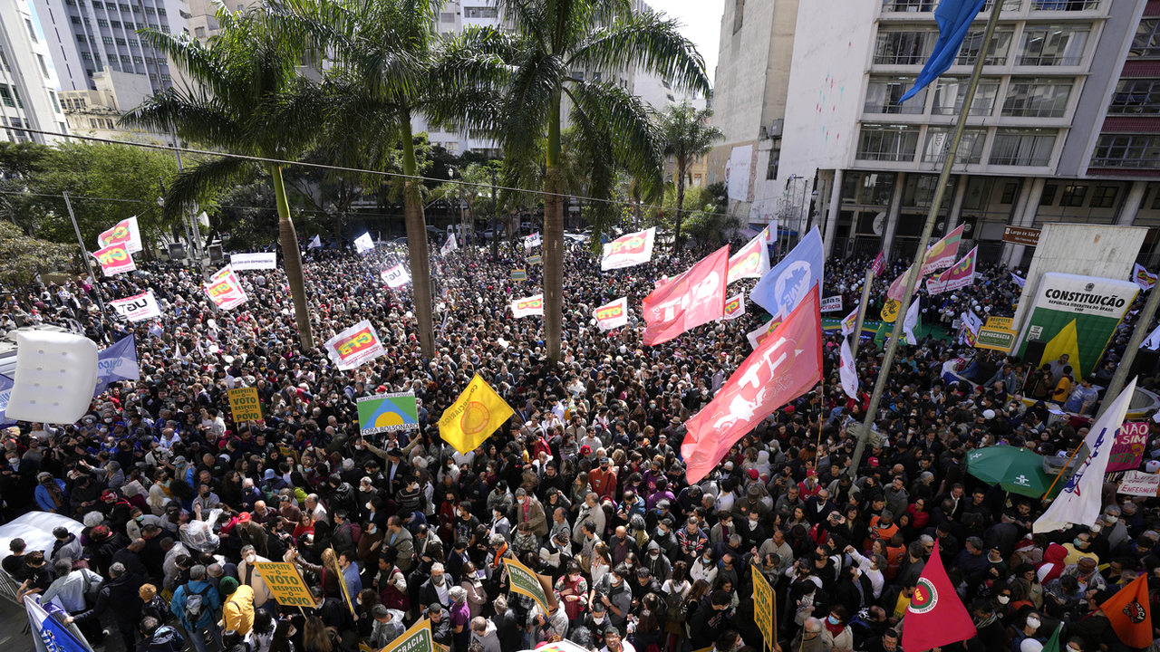 La foule des manifestants devant l'Université de Sao Paulo, le 11.08.2022. [AP/Keystone - Andre Penner]
