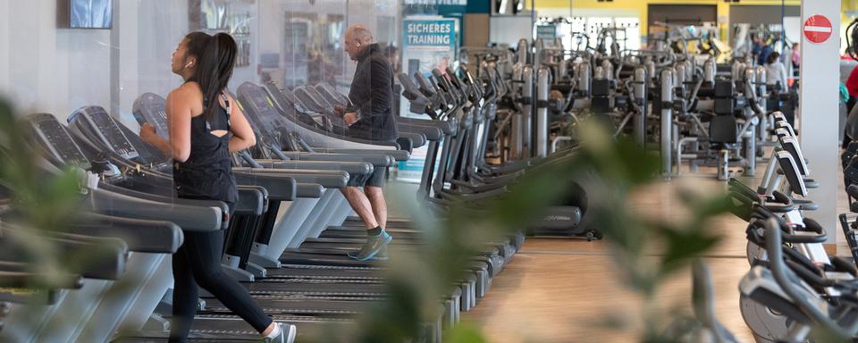 Le Conseil fédéral prévoit de restreindre les cas de rigueur, ce qui pose problème à la branche des fitness: l'interview d'Alain Amherd. [Keystone - Sebastian Gollnow]