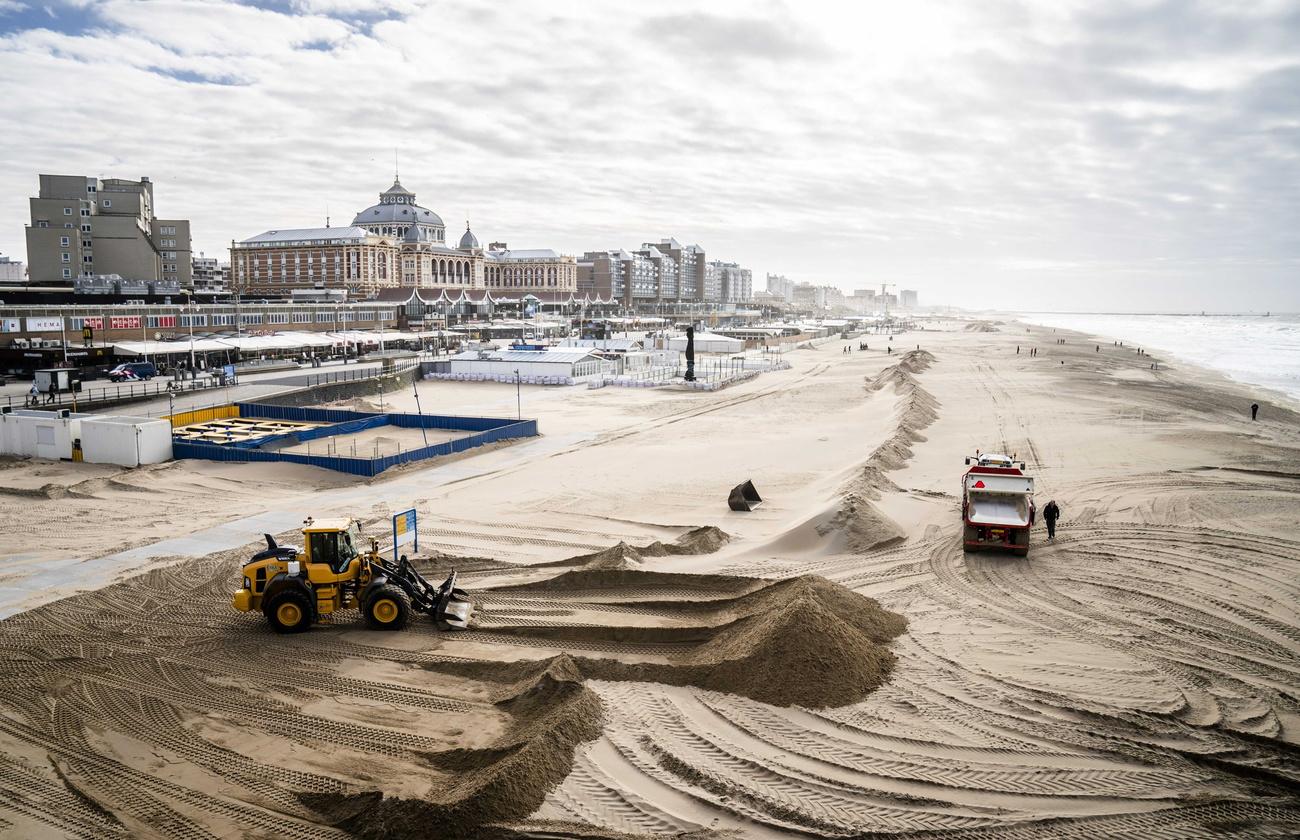 Des collines de sable ont été construites pour protéger les tentes de plage contre la crue des eaux sur la plage de Scheveningen à La Haye, aux Pays-Bas. [Keystone - Bart Maat]
