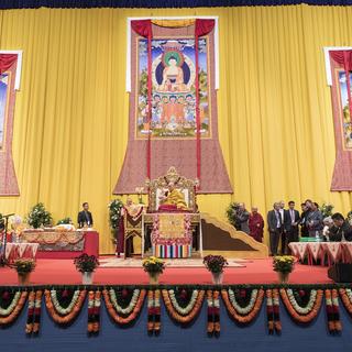 Le chef spirituel tibétain, le dalaï-lama, Tenzin Gyatso, s'exprime lors de la "cérémonie de longue vie" au Hallenstadion de Zurich, en Suisse, vendredi 14 octobre 2016. [Keystone - Ennio Leanza]