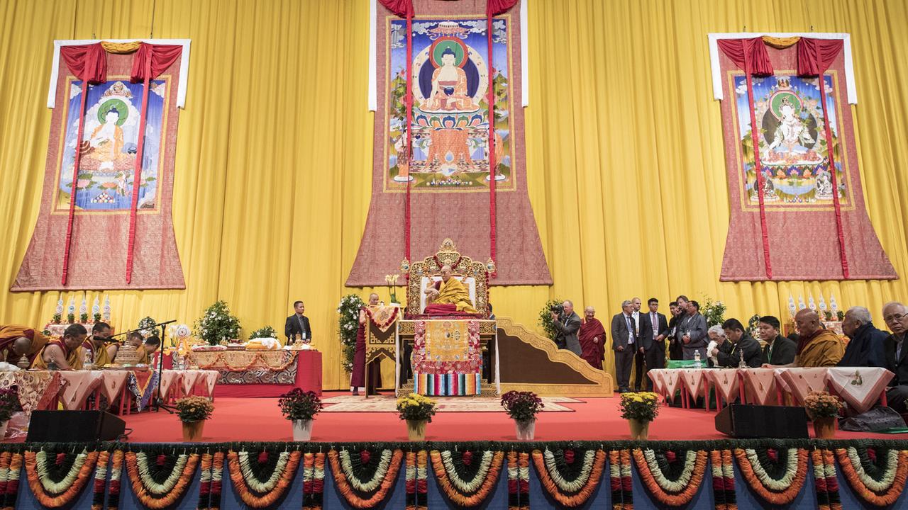 Le chef spirituel tibétain, le dalaï-lama, Tenzin Gyatso, s'exprime lors de la "cérémonie de longue vie" au Hallenstadion de Zurich, en Suisse, vendredi 14 octobre 2016. [Keystone - Ennio Leanza]