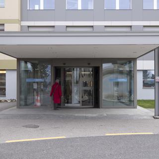 L'entrée de l'Hôpital fribourgeois (HFR). [Keystone - Anthony Anex]