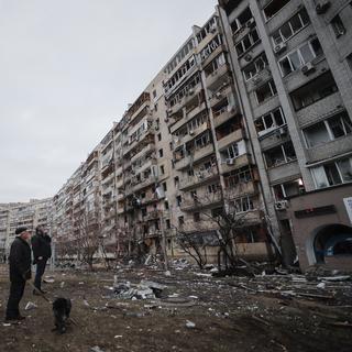 Bâtiments touchés par des bombardements à Kiev. [EPA/Keystone - Sergey Dolzhenko]