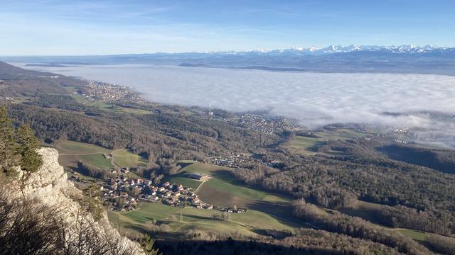 Vue sur le brouillard recouvrant le lac de Neuchâtel depuis le Rocher de Tablettes. [RTS - Cécile Rais]