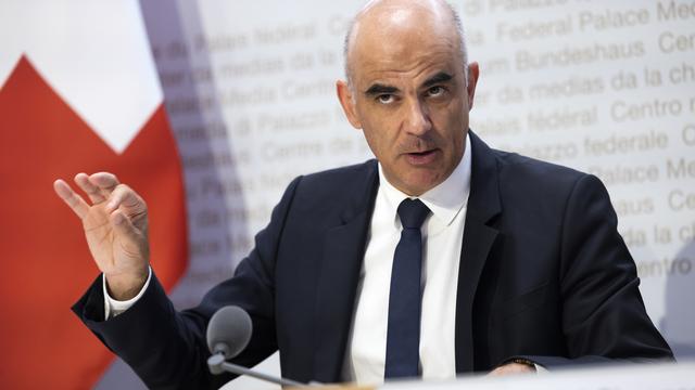 Alain Berset a présenté de nouvelles mesures pour essayer de lutter contre la hausse des prix de la santé. [Keystone - Peter Klaunzer]