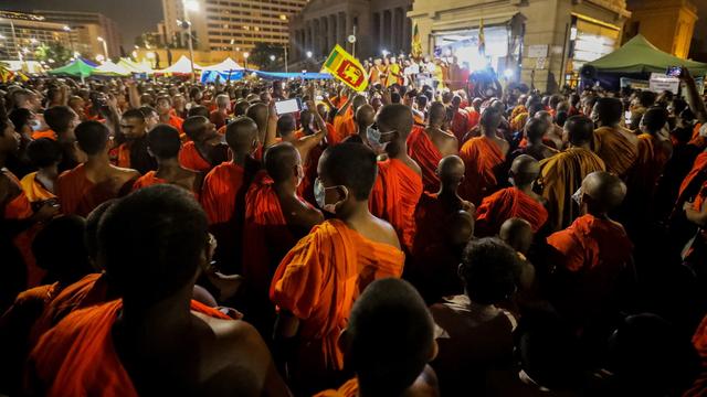 Des moines bouddhistes sri-lankais participent à la manifestation d'occupation devant le Secrétariat présidentiel à Colombo, au Sri Lanka, le 07 mai 2022. [EPA/Keystone - Chamila Karunarathne]