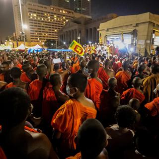 Des moines bouddhistes sri-lankais participent à la manifestation d'occupation devant le Secrétariat présidentiel à Colombo, au Sri Lanka, le 07 mai 2022. [EPA/Keystone - Chamila Karunarathne]