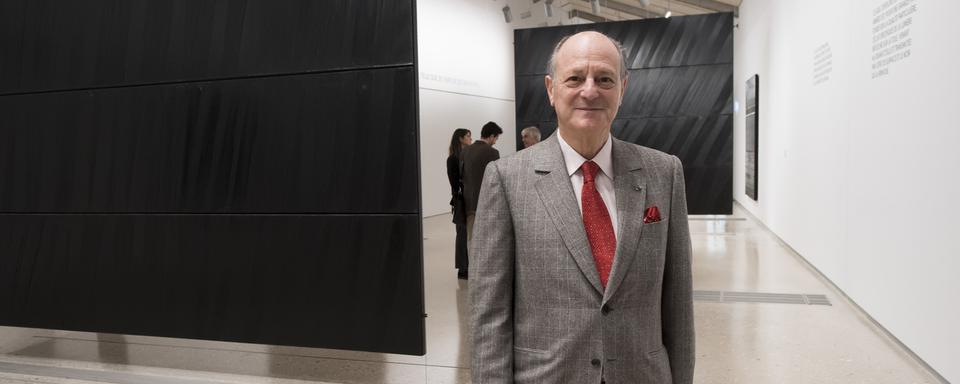 Jean Claude Gandur visite l'exposition du peintre Pierre Soulages dans l'espace d'expérimentation muséal de la Fondation Gandur pour l'Art dans le bâtiment ArtLab, sur le site de l'EPFL, le 3 novembre 2016. [Keystone - Jean-Christophe Bott]