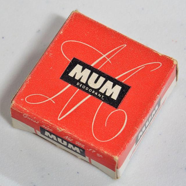 Un ancien modèle de la marque de déodorants américaine "Mum". [Wikimedia Commons]