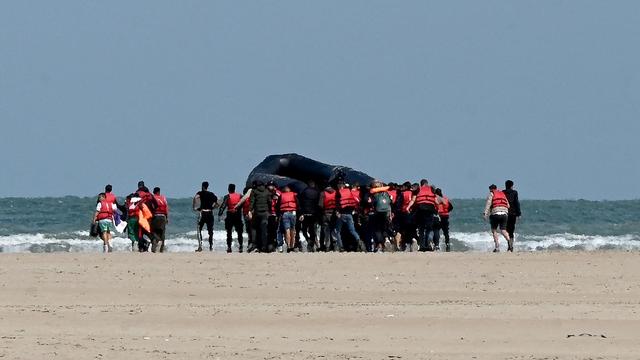 Le nombre de migrants qui tentent d'entrer au Royaume-Uni en traversant la Manche sur des embarcations de fortune a battu un nouveau record en 2022. [AFP - Denis Charlet]