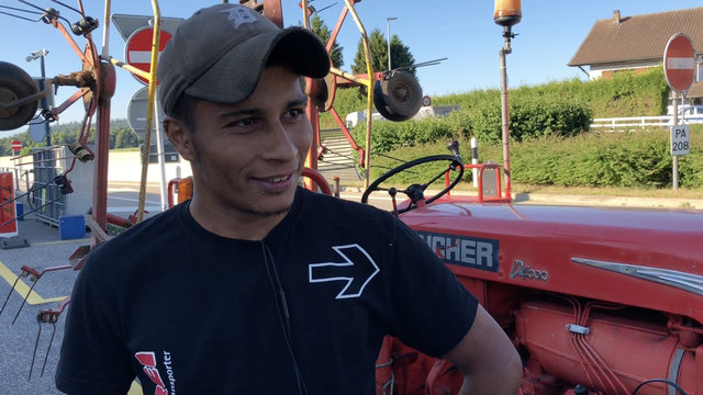 Face à la hausse des prix du diesel, Kevin, agriculteur dans le Val-de-Ruz, doit faire des sacrifices. [RTS - Didier Kottelat]