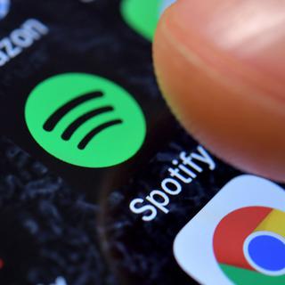 Une plainte déposée contre la plateforme de streaming musical Spotify. [Keystone - EPA/SASCHA STEINBACH]