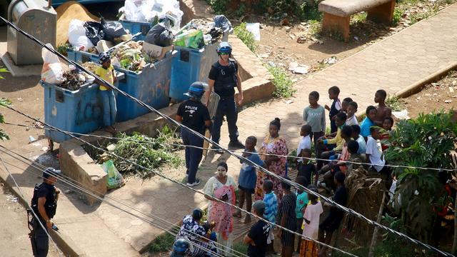 Des policiers dans le village de Vahibe, dans le territoire français de Mayotte, le 28 novembre 2022. [AFP - Gregoire Merot]