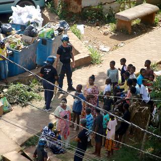 Des policiers dans le village de Vahibe, dans le territoire français de Mayotte, le 28 novembre 2022. [AFP - Gregoire Merot]