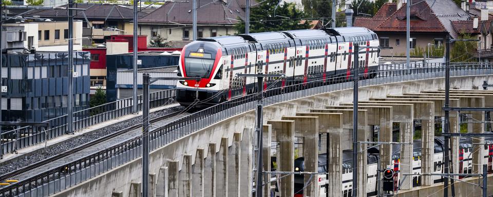 Un train des CFF sur le "saut-de-mouton" de Renens (VD), une des réalisations du programme Léman 2030. [Keystone - Jean-Christophe Bott]