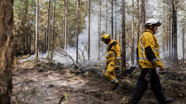 Des pompiers surveillent un incendie contrôlé près de Belin-Beliet, dans le sud-ouest de la France. [AFP - Thibaud Moritz]