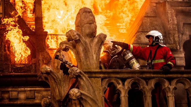 Une image du film "Notre-Dame brûle", de Jean-Jacques Annaud. [© 2022 Pathé Films AG]