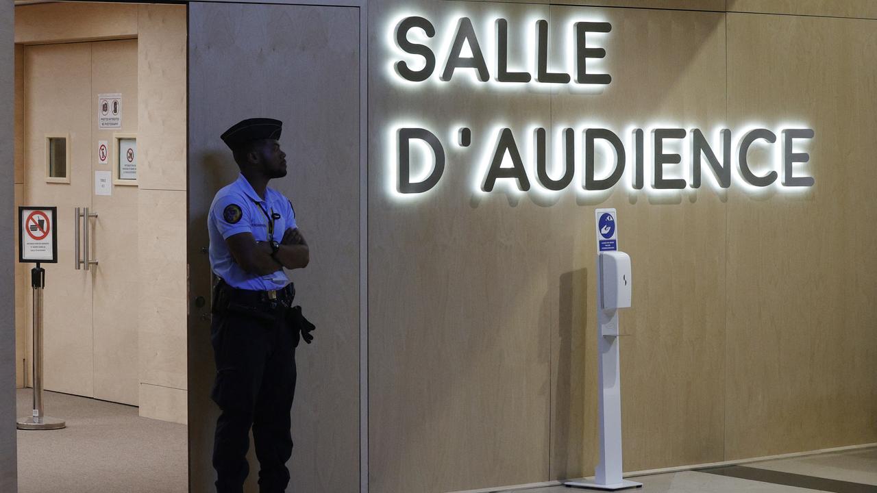 Un gendarme se tient à l'entrée de la salle d'audience du Palais de Justice de Paris. [AFP - Geoffroy Van Der Hasselt]