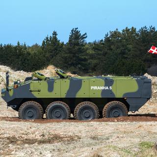Le Danemark a passé une grosse commande de blindés Piranha 5 à l'entreprise suisse Mowag. [CC-BY-SA - Forsvarsministeriets Materiel]