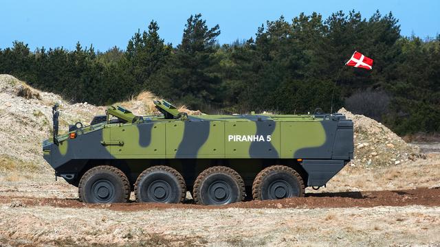 Le Danemark a passé une grosse commande de blindés Piranha 5 à l'entreprise suisse Mowag. [CC-BY-SA - Forsvarsministeriets Materiel]