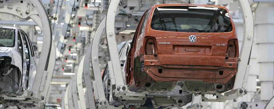 L'industrie automobile, notamment, est une grande consommatrice de semi-conducteurs. [AP/Keystone - Joerg Sarbach]