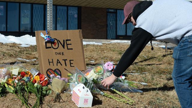 Des hommages aux victimes déposés à proximité du club où une fusillade a fait 5 morts, à Colorado Springs. [EP/Keystone - Geneva Heffernan]