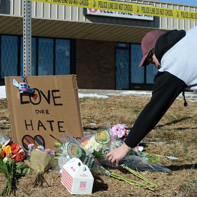 Des hommages aux victimes déposés à proximité du club où une fusillade a fait 5 morts, à Colorado Springs. [EP/Keystone - Geneva Heffernan]