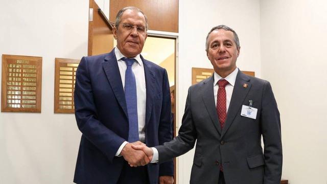 La poignée de main entre Ignazio Cassis et Sergueï Lavrov suscite la polémique. [KEYSTONE - MINISTRY OF FOREIGN AFFAIRS OF RUSSIA]