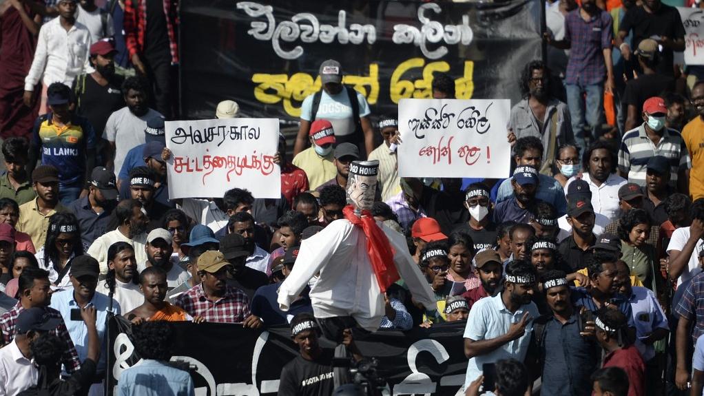 Trois candidats en lice pour la présidentielle au Sri Lanka et des étudiants en colère [AFP - Arun Sankar]