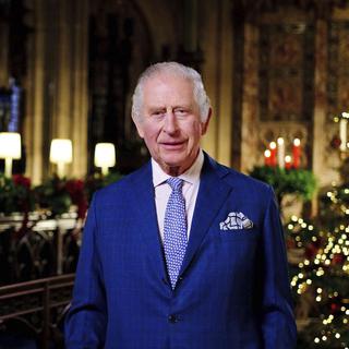Le roi Charles III lors de son discours de Noël depuis la chapelle Saint-George du château de Windsor. [Pool/AP/Keystone - Victoria Jones]