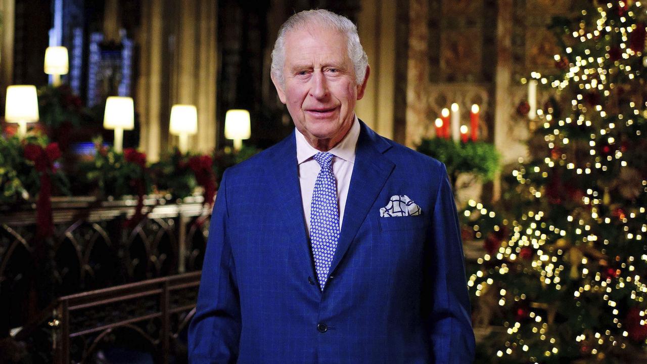 Le roi Charles III lors de son discours de Noël depuis la chapelle Saint-George du château de Windsor. [Pool/AP/Keystone - Victoria Jones]