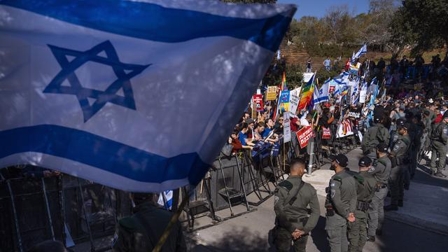 Des manifestations ont éclaté après l'annonce du nouveau gouvernement d'Israël. [Keystone - Oded Balilty]