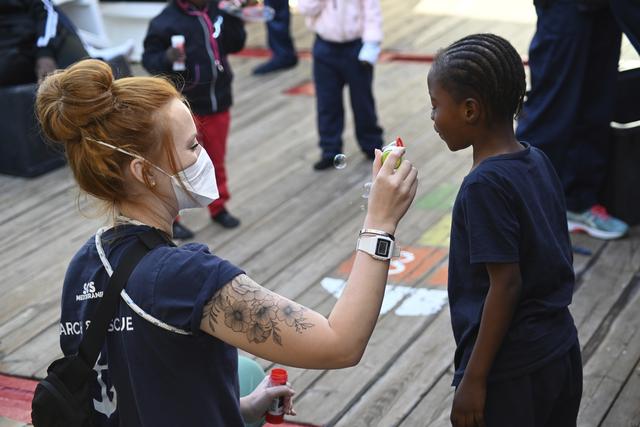 Un enfant parmi les rescapés d'une précédente opération, fin mai 2022. [SOS Mediterranée/AP/Keystone - CANDIDA LOBES]