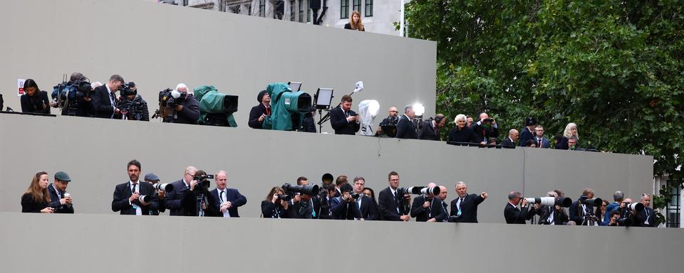 Les médias à Westminster, le 19 septembre 2022. [Reuters/Keystone - Hannah McKay]