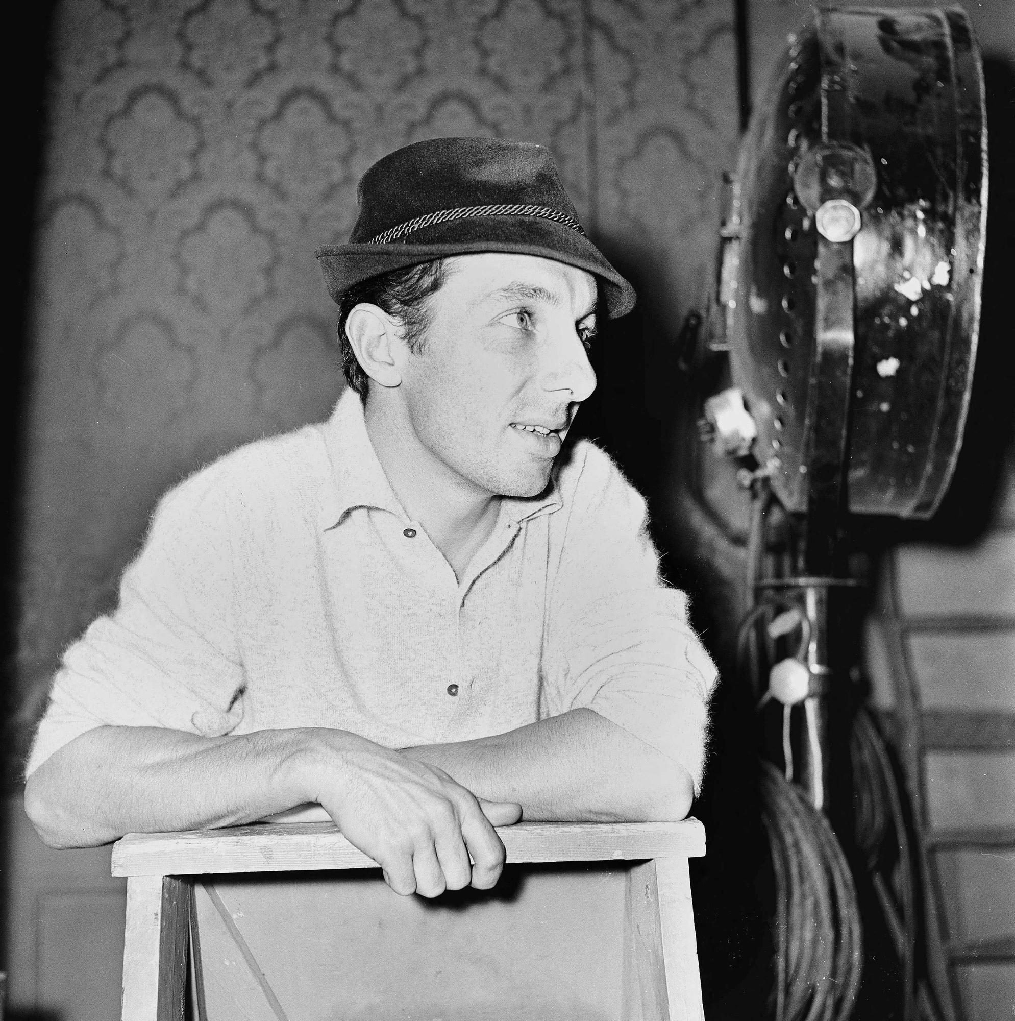 Portrait du réalisateur Philippe de Broca (1933-2004) lors du tournage de "Cartouche" en 1962. [Leemage via AFP]