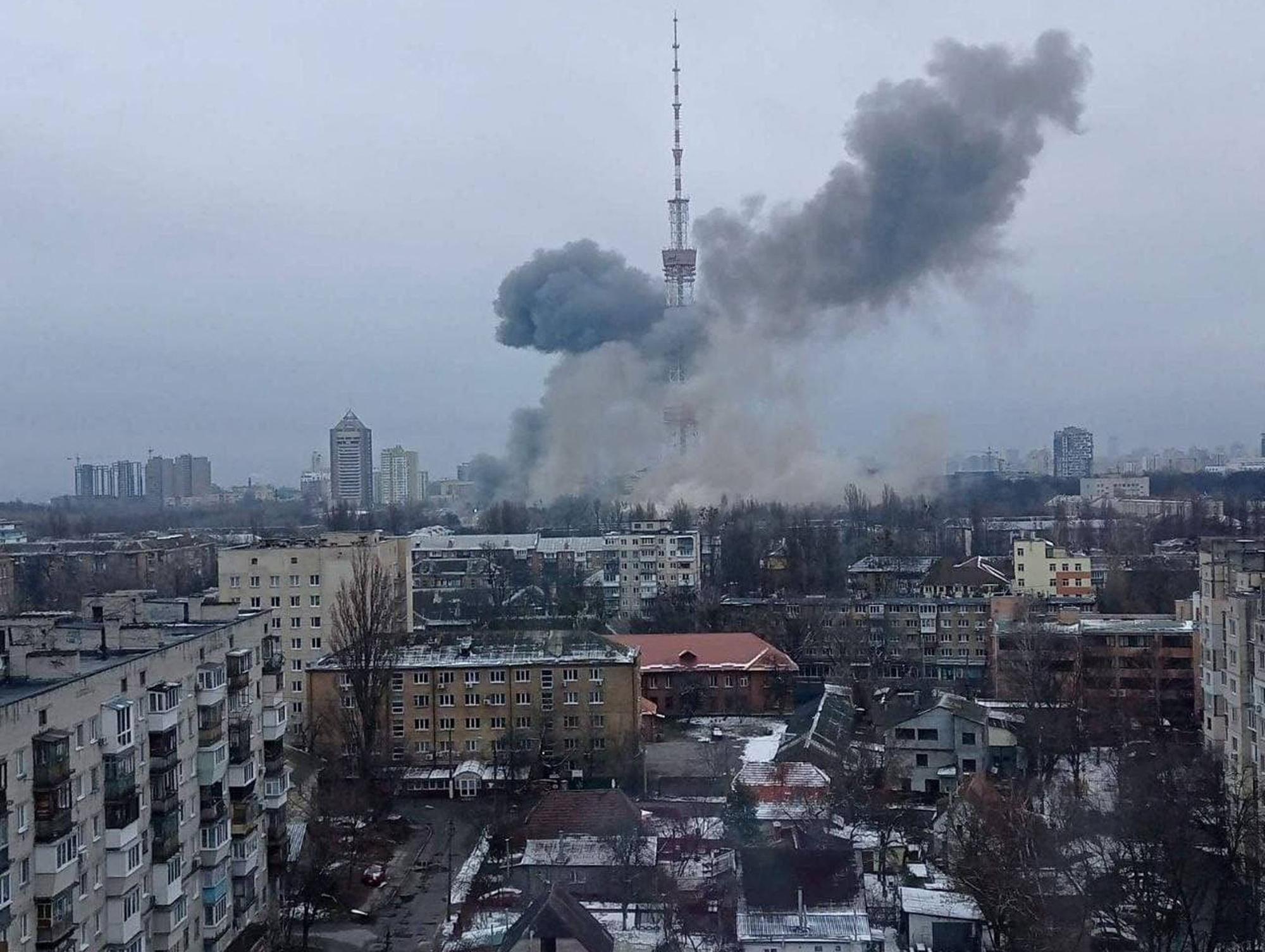 1er mars 2022: Kiev, la tour de la télévision touchée par un tir de l'armée russe. [EyePress via AFP]