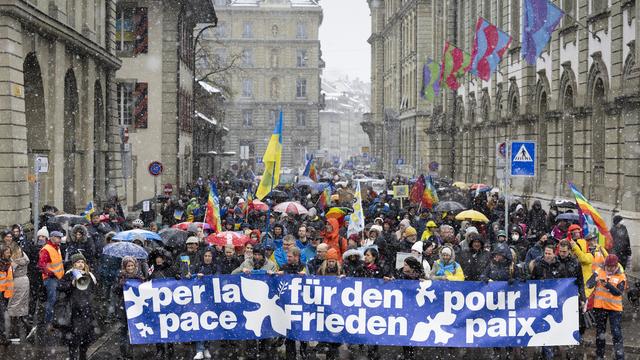 Près de 10'000 personnes ont manifesté dans les rues de Berne pour la paix en Ukraine. [Keystone - Peter Klaunzer]