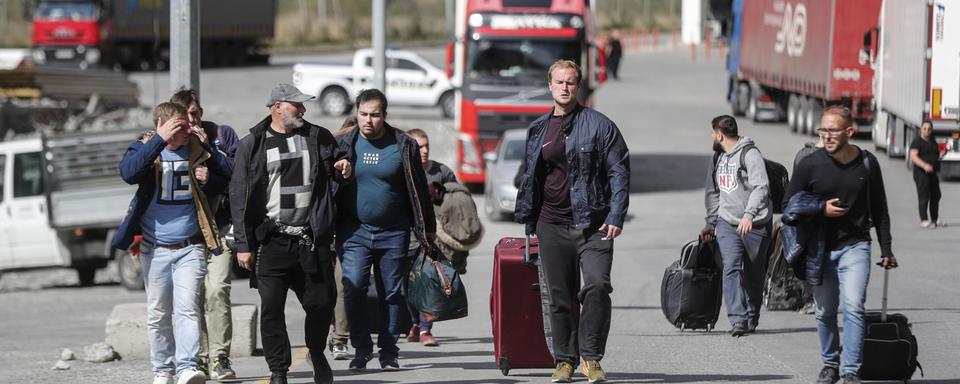 Arrivée en Géorgie de milliers de Russes qui fuient la mobilisation. [EPA/ Keystone - Zurab Kurtsikidze]