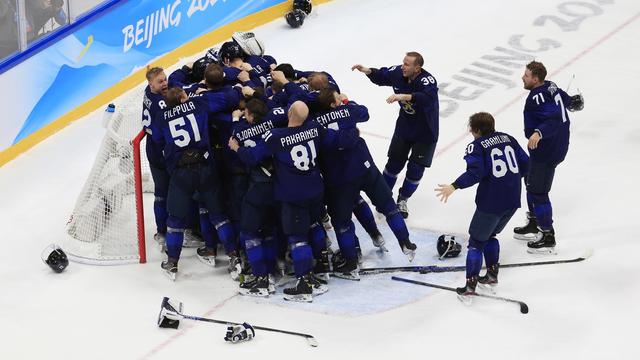 Les Finlandais célébrent leur victoire. [Alex Plavevski]