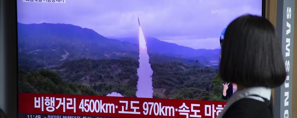 Pour la première fois depuis 5 ans, un  missile balistique nord coréen a survolé l'archipel nippon. [Keystone - EPA/JEON HEON-KYUN]