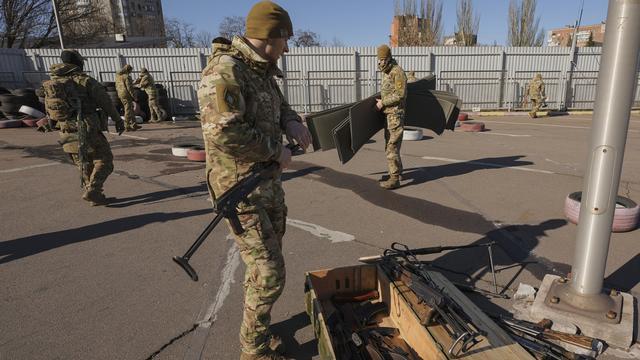 Des membres de la brigade Azov. [AP Photo/Keystone - Vadim Ghirda]