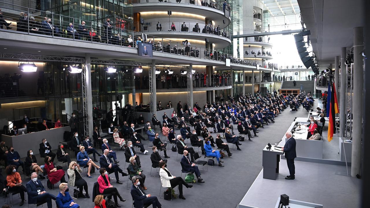 Le président allemand Frank-Walter Steinmeier prononce un discours après sa réélection lors de l'Assemblée fédérale à Berlin, en Allemagne, le 13 février 2022. [KEYSTONE - Britta Pedersen / DPA]