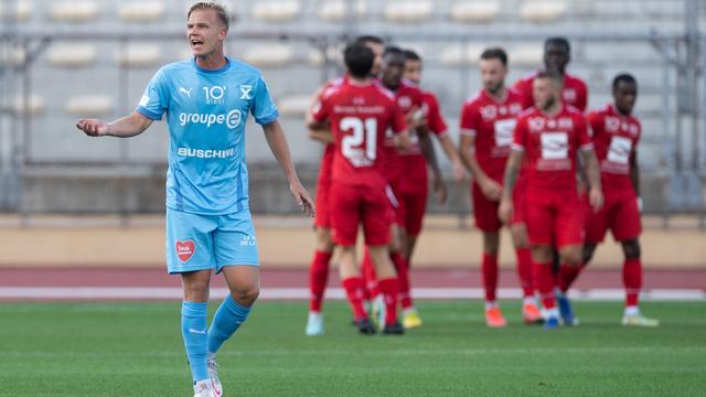 Les Neuchâtelois (en bleu) sont passés à travers de leur match à la Pontaise. [Claudio De Capitani]