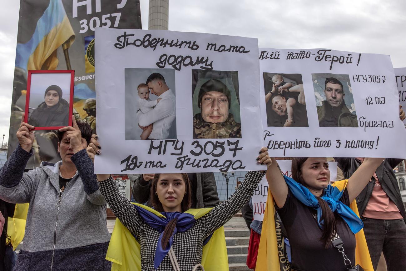 Une manifestation pour la libération des défenseurs de l'usine Azovstal à Kiev le 1er octobre 2022. [Keystone - EPA/ROMAN PILIPEY]