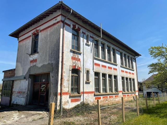 L'ancienne fabrique de pierres fines de Vendlincourt attire l'oeil avec ses détails architecturaux soignés. [Fondation Kult]