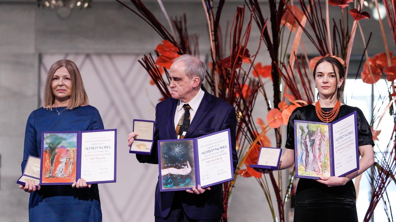 Un trio russe, ukrainien et biélorusse a reçu samedi 10 décembre le Prix Nobel de la paix 2022 à Oslo. [Keystone - EPA /Javad Parsa / POOL]