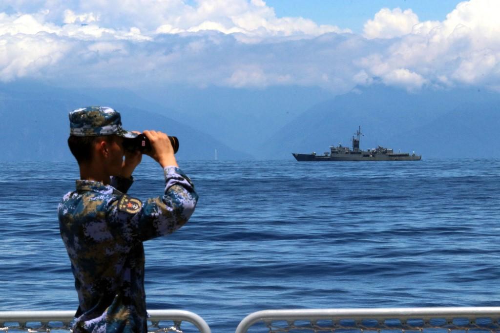 Un soldat regarde à travers des jumelles lors d'exercices militaires de l'Armée populaire de libération chinoise (APL) dans les eaux autour de l'île de Taïwan, le 5 août 2022. [AFP - Lin Jian / Xinhua]