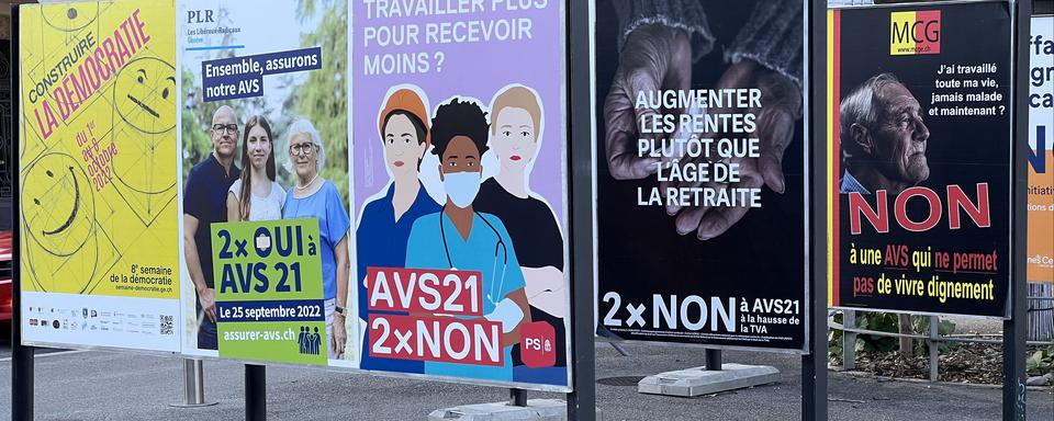 Les affiches sur la réforme de l'AVS prolifèrent, ici à Genève, alors que la campagne bat son plein. [RTS - Cécile Denayrouse]