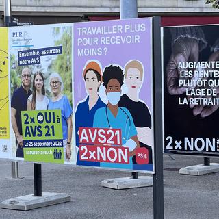 Les affiches sur la réforme de l'AVS prolifèrent, ici à Genève, alors que la campagne bat son plein. [RTS - Cécile Denayrouse]