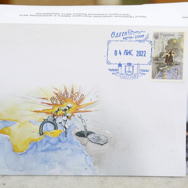 Image d'illustration montrant une enveloppe des services postaux ukrainiens commémorant de l'explosion du pont de Crimée début novembre. [AFP - STR / NURPHOTO / NURPHOTO]